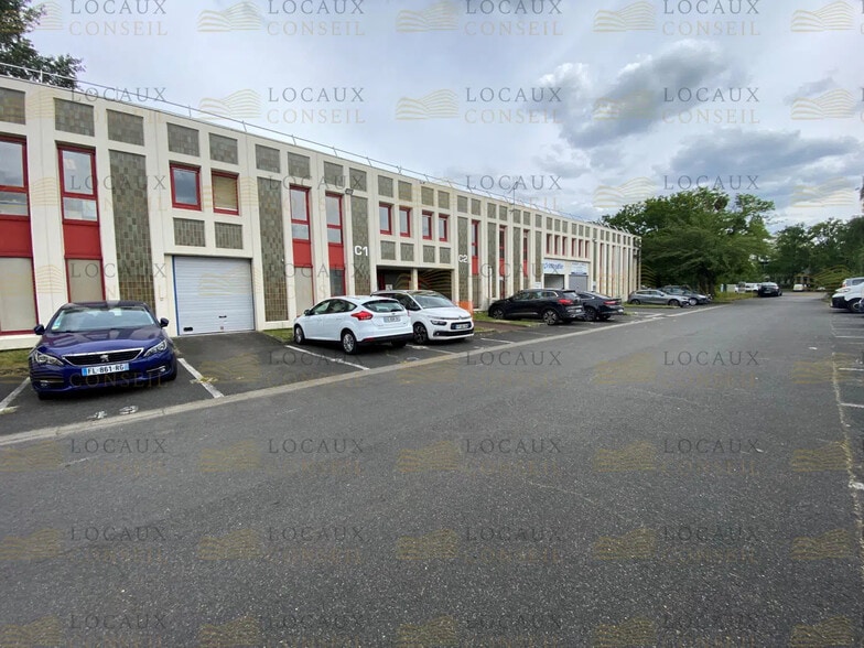 Local d’activités dans Éragny à louer - Photo de l’immeuble – Image 1 sur 6