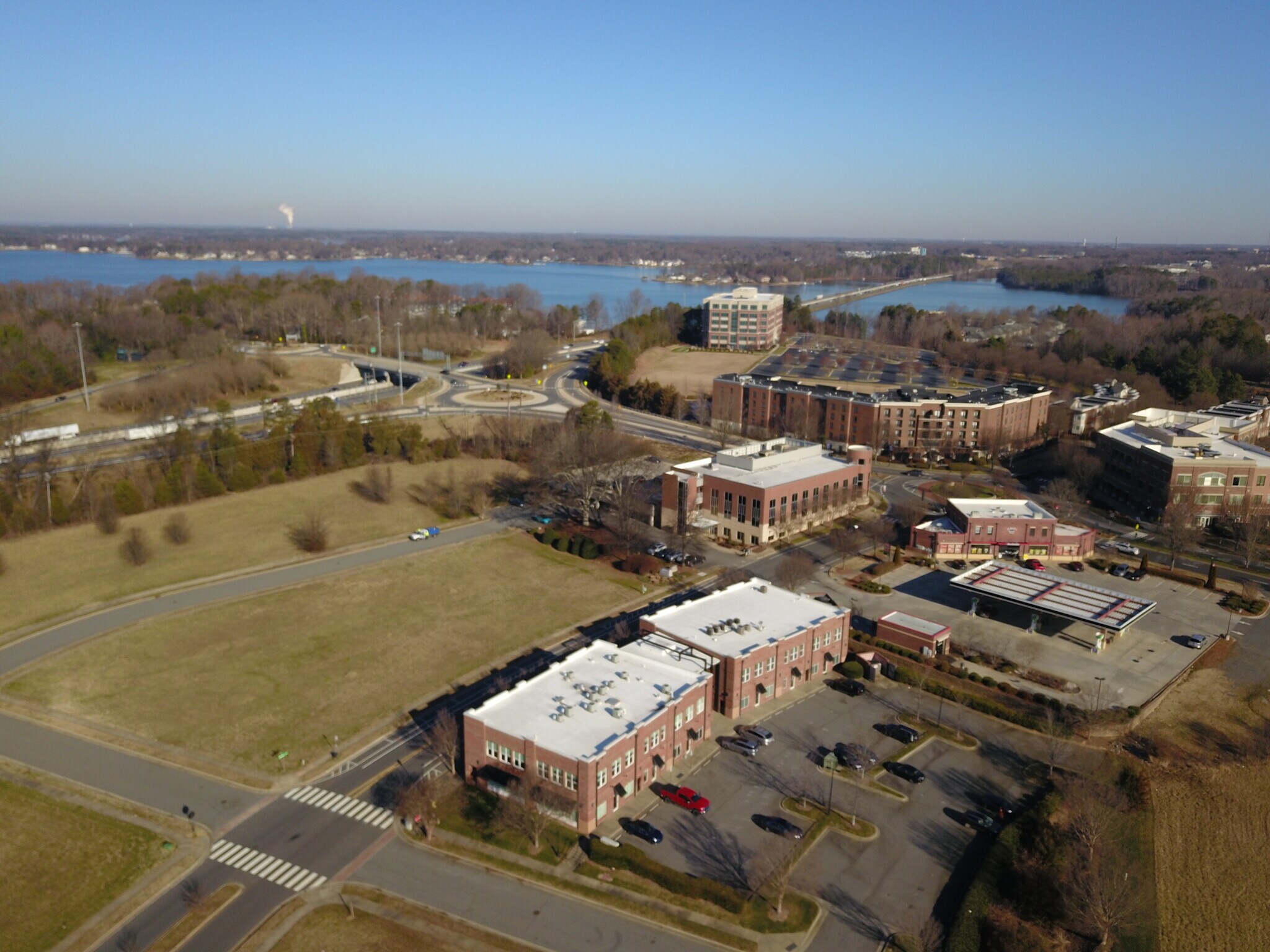 630 Davidson Gateway Dr, Davidson, NC à louer Photo principale– Image 1 sur 10