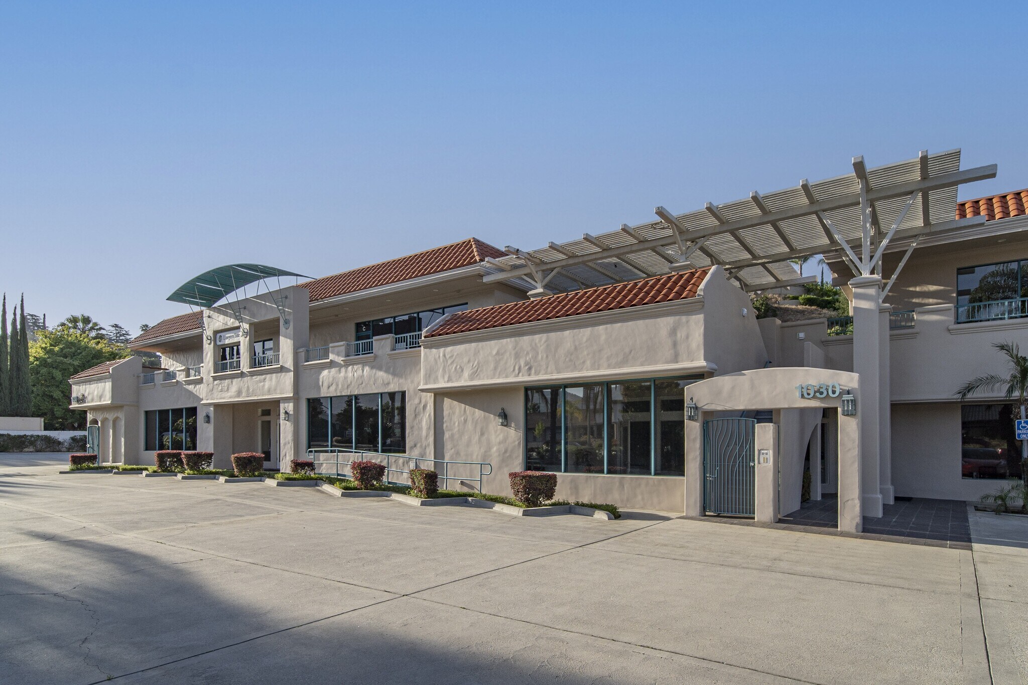 1030 E Route 66, Glendora, CA à louer Photo de l’immeuble– Image 1 sur 11