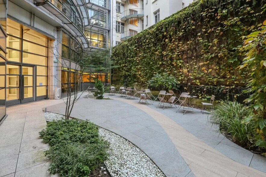 21-25 Rue Balzac, Paris à louer - Photo de l’immeuble – Image 3 sur 9