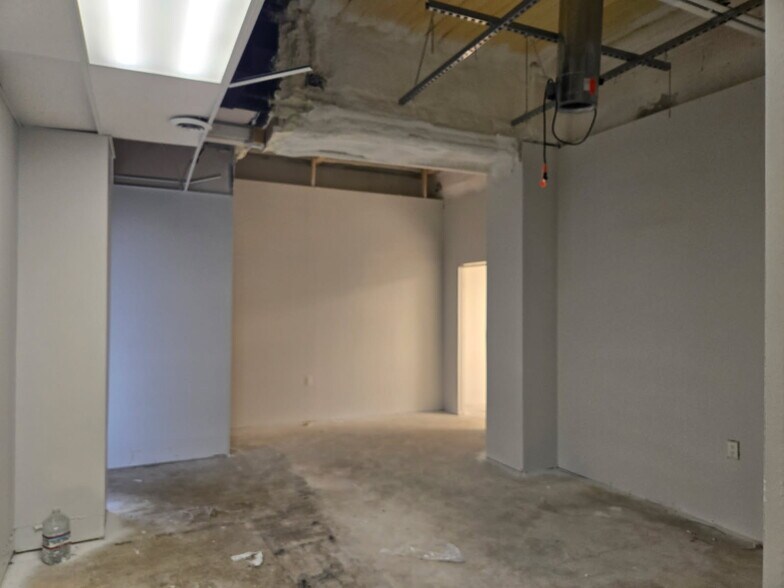 608 E 10 Mile Rd, Hazel Park, MI à louer - Photo intérieure – Image 2 sur 11