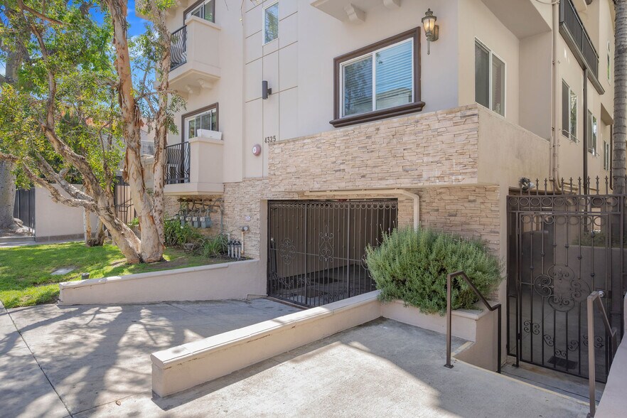 4325 Stern Ave, Sherman Oaks, CA à vendre - Photo de l’immeuble – Image 2 sur 26