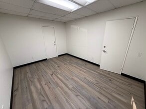 8030-8040 Remmet Ave, Canoga Park, CA à louer Photo intérieure– Image 2 sur 3