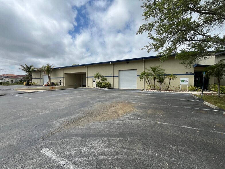 8575 Somerset Dr, Largo, FL à louer - Photo de l’immeuble – Image 2 sur 16