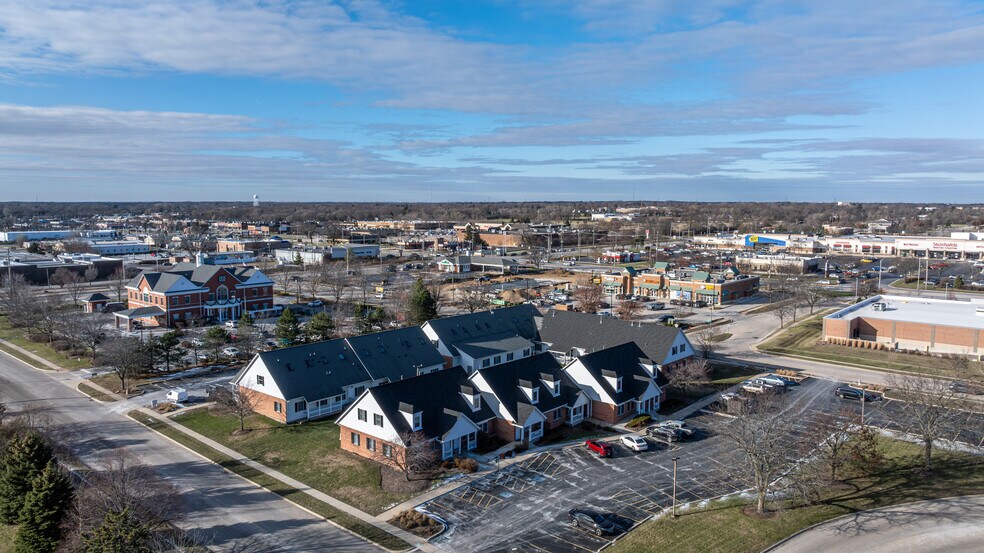 610 Crystal Point Dr, Crystal Lake, IL à louer - Photo de l’immeuble – Image 3 sur 20