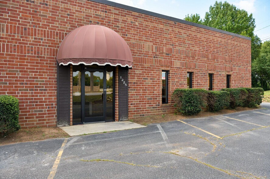 1225 W Market Center Dr, High Point, NC à louer - Photo de l’immeuble – Image 2 sur 32