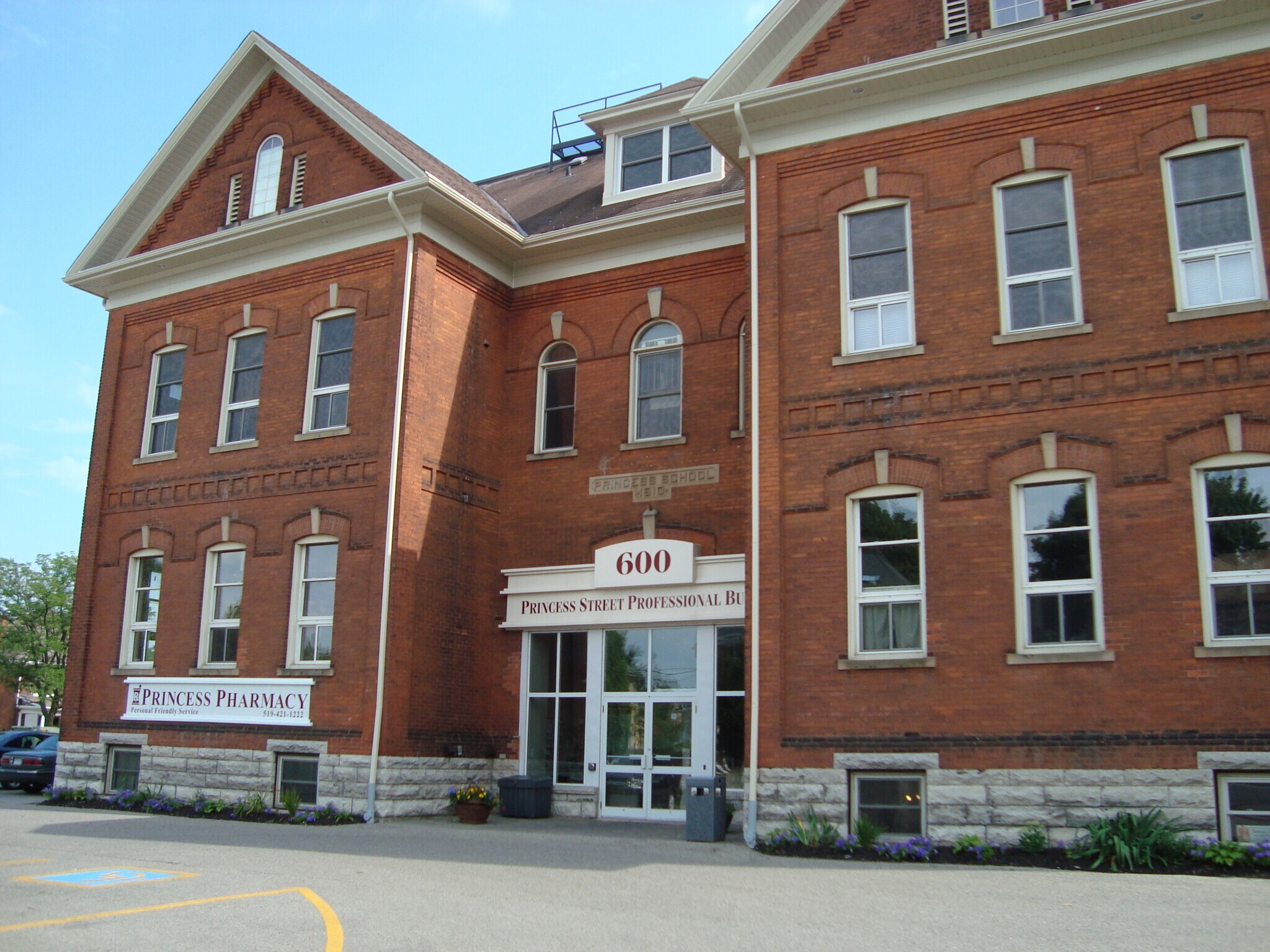 600 Princess St, Woodstock, ON à louer Photo principale– Image 1 sur 2