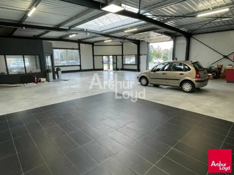 Local d’activités dans Mont-près-Chambord à louer - Photo de l’immeuble – Image 1 sur 4