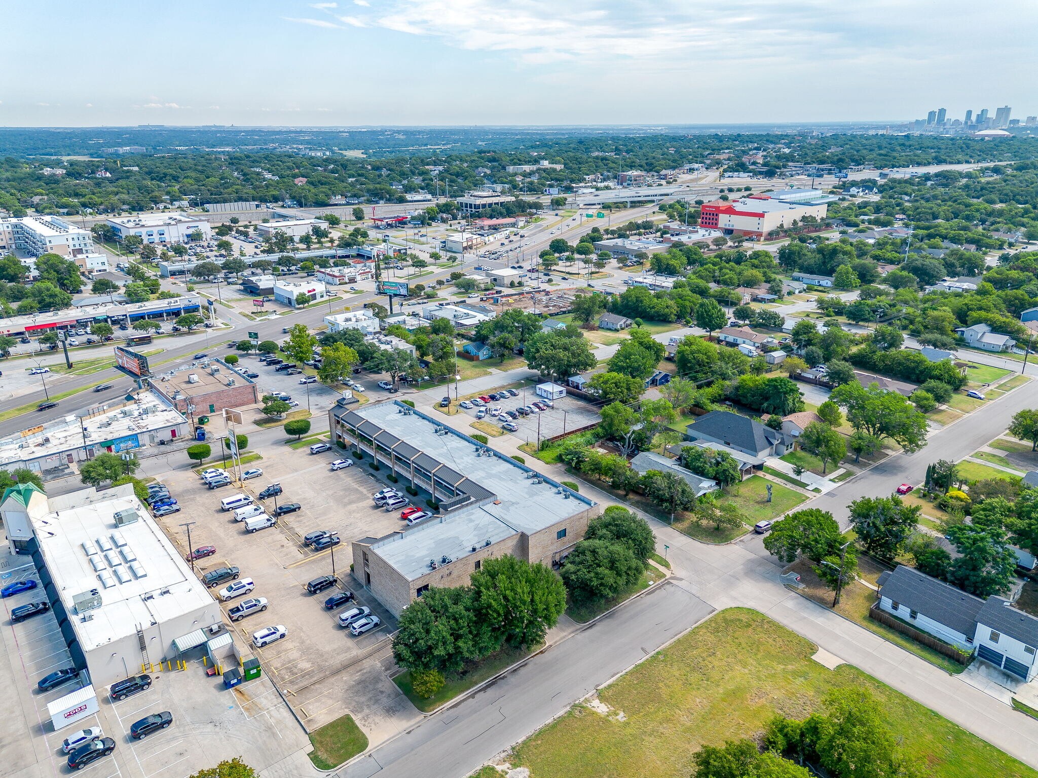 5801 Curzon Ave, Fort Worth, TX à louer Photo de l’immeuble– Image 1 sur 31