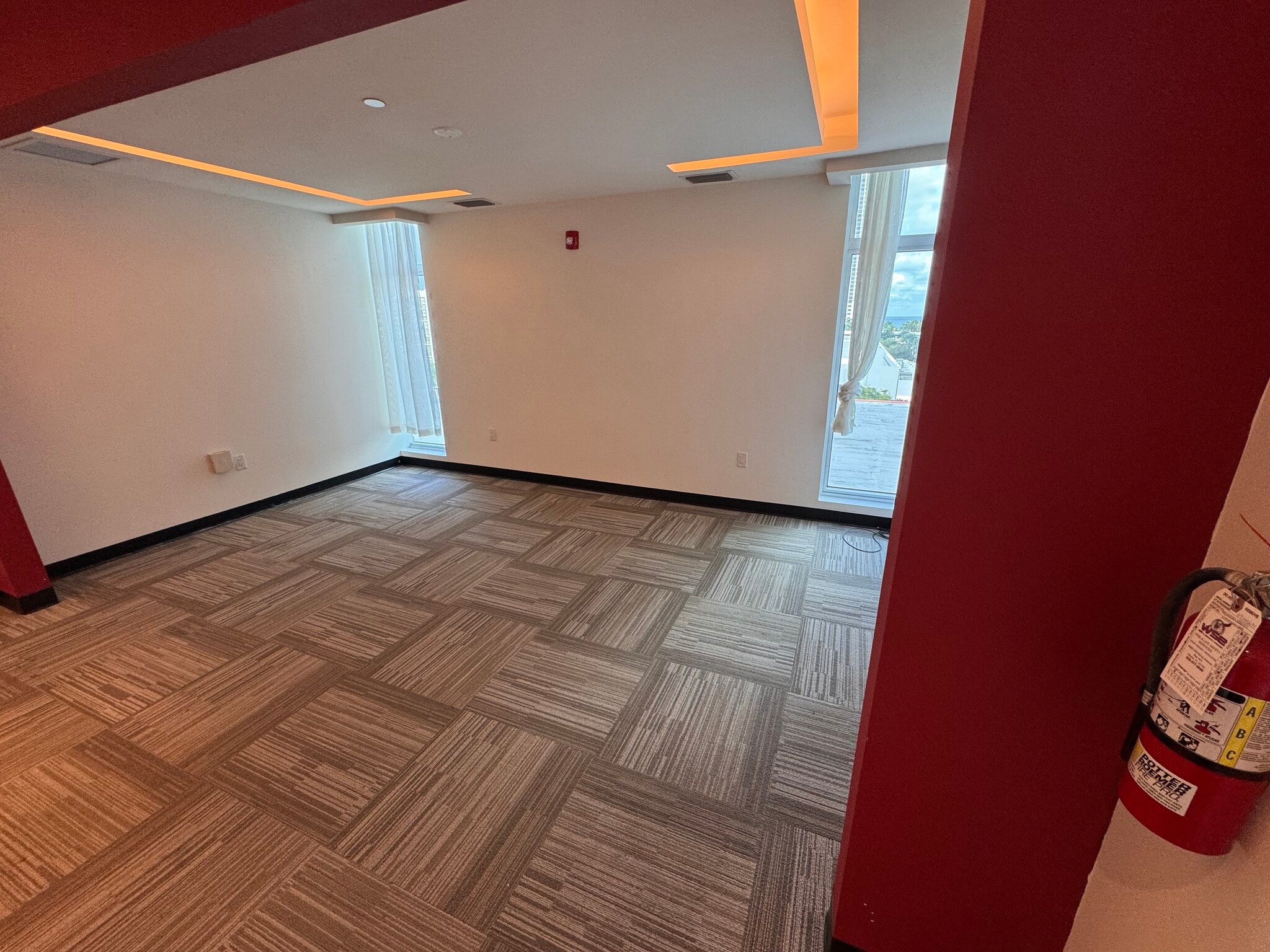 323 Sunny Isles Blvd, Sunny Isles Beach, FL à louer Photo de l’immeuble– Image 1 sur 5