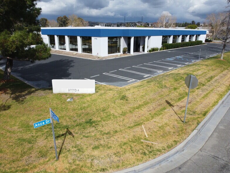 27704 Avenue Scott, Valencia, CA à louer - Photo de l’immeuble – Image 3 sur 24