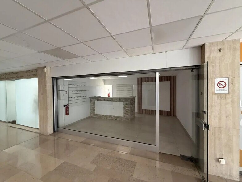 Local commercial dans Fréjus à louer - Photo de l’immeuble – Image 1 sur 22