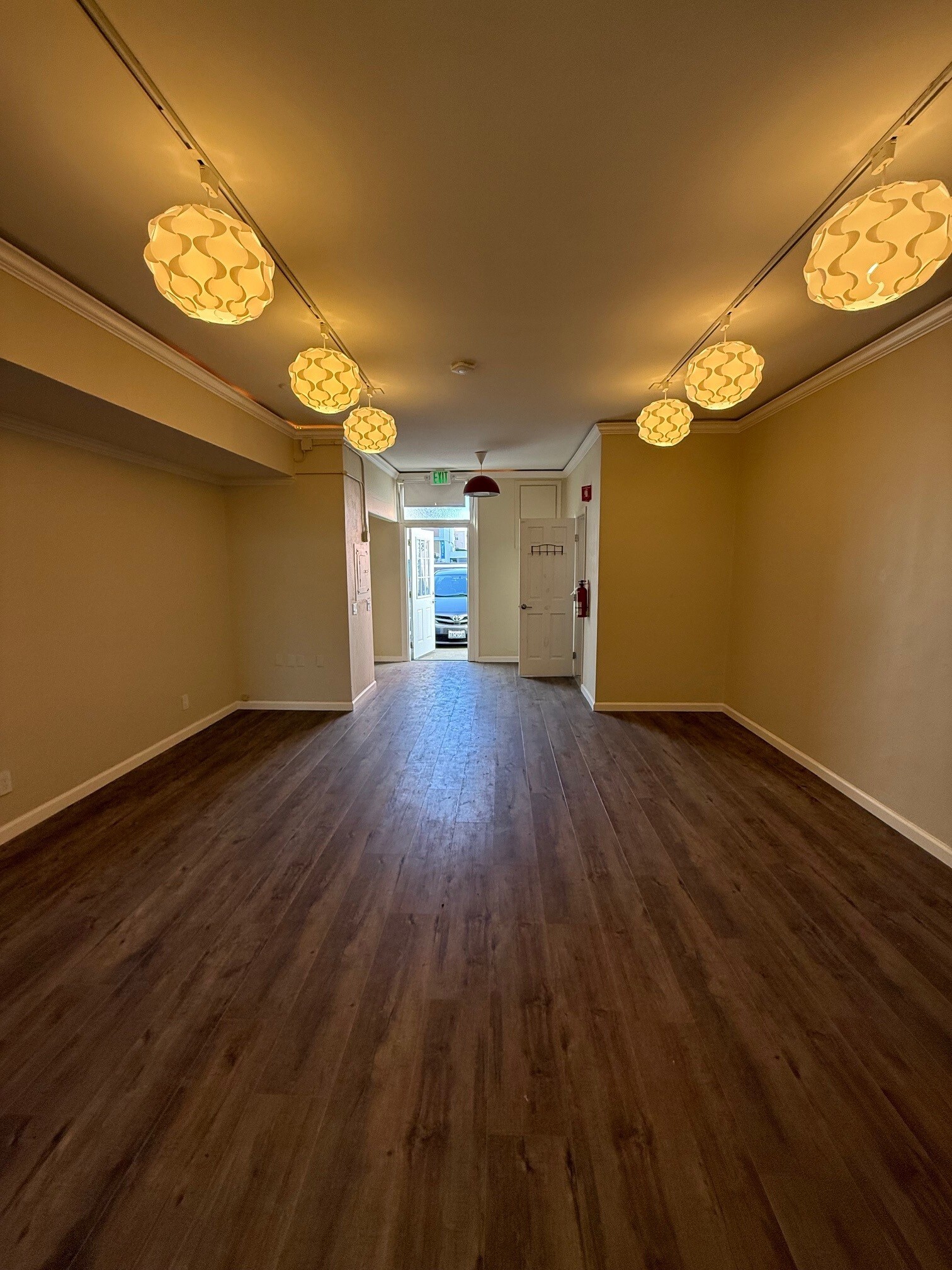 300 Ben Franklin Ct, San Mateo, CA à louer Photo intérieure– Image 1 sur 4