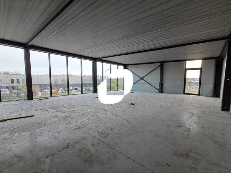 Local d’activités dans Comines à louer - Photo de l’immeuble – Image 2 sur 8