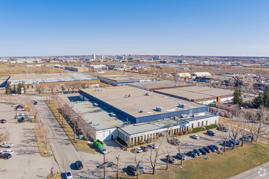 1110 58th Ave SE, Calgary, AB à louer - Aérien – Image 2 sur 4