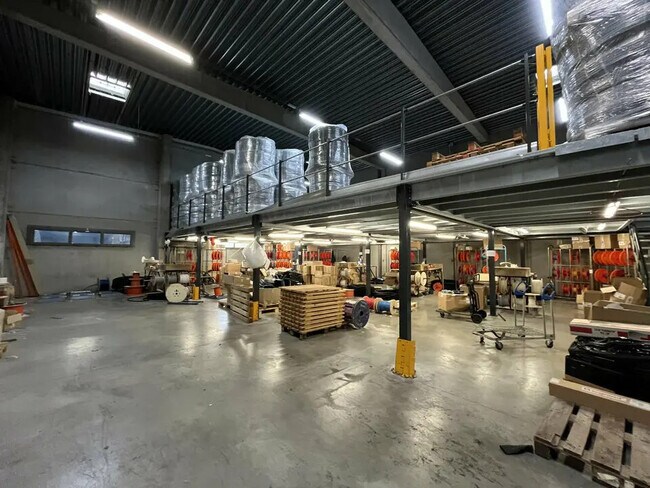 Plus de détails pour Local d'activités à louer