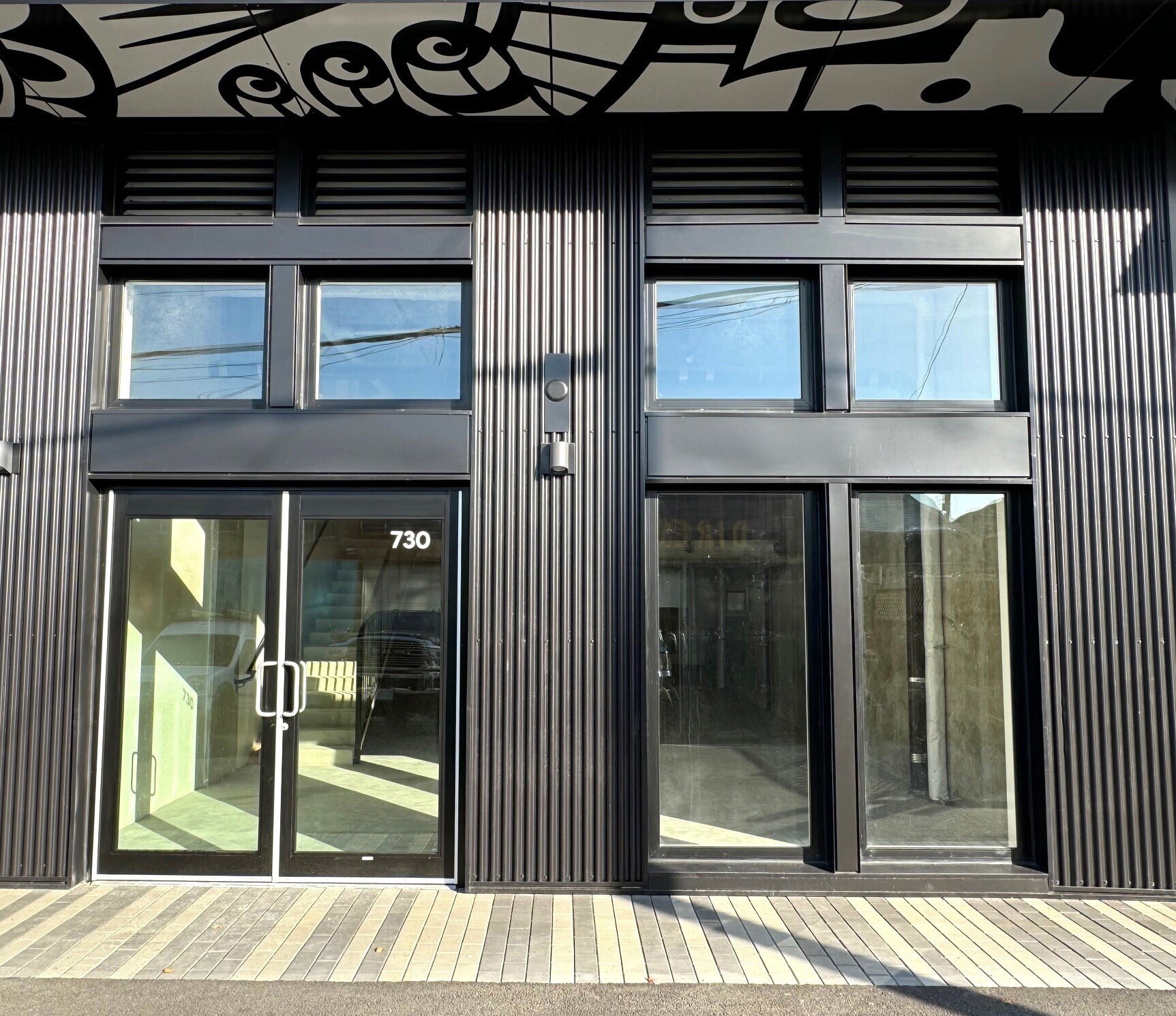 730-742 Glen Dr, Vancouver, BC à louer Photo de l’immeuble– Image 1 sur 6