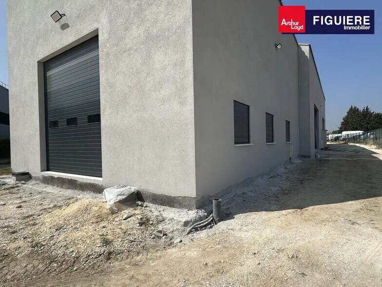 614 Chemin Du Plan, Rognac à louer - Photo de l’immeuble – Image 2 sur 8