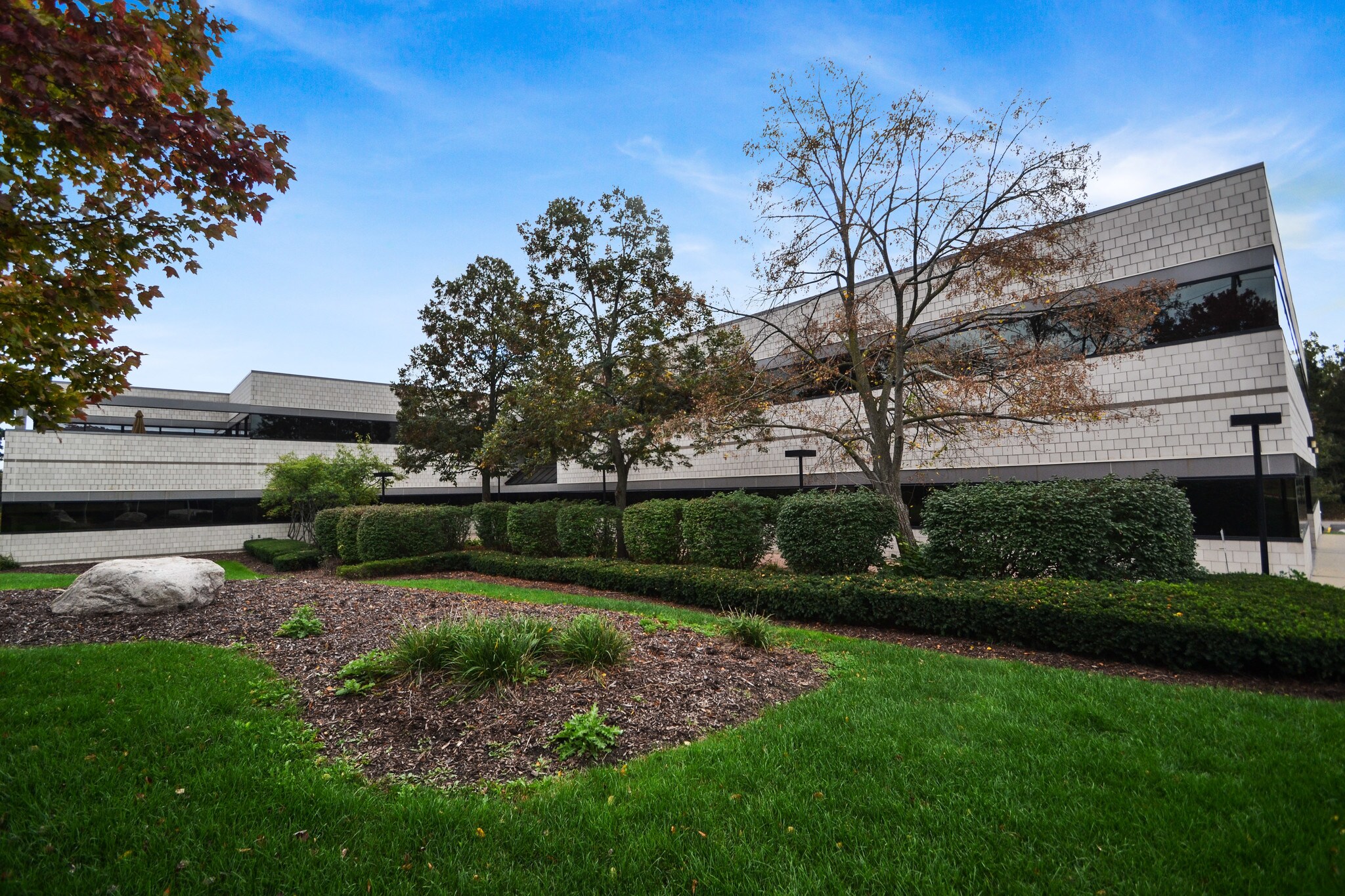 30445 Northwestern Hwy, Farmington Hills, MI à louer Photo de l’immeuble– Image 1 sur 12