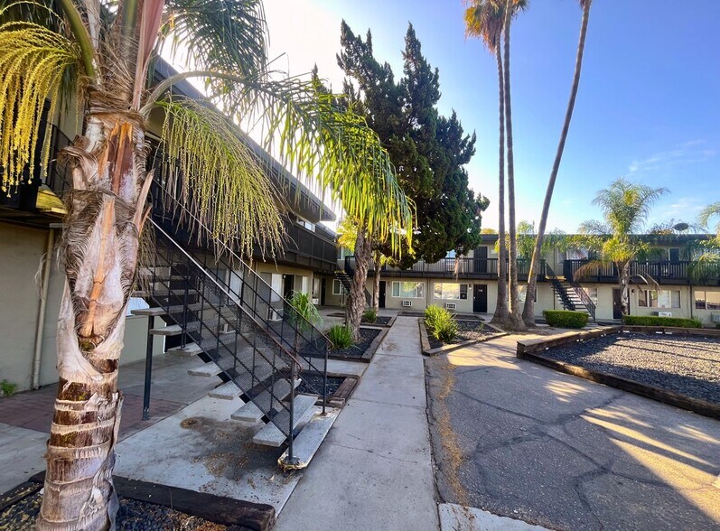 150 Gateway Ct, Stockton, CA à vendre - Photo de l’immeuble – Image 2 sur 9