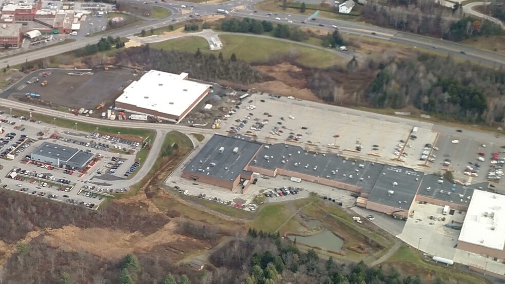 282 Berlin Mall Rd, Berlin, VT à louer - Photo principale – Image 1 sur 11
