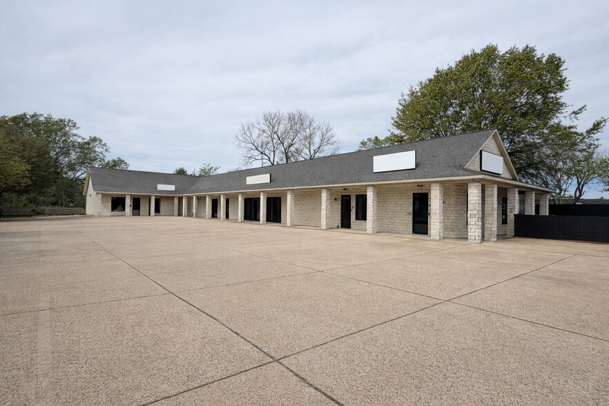 2100 Sam Houston Ave, Huntsville, TX à louer - Photo principale – Image 1 sur 2