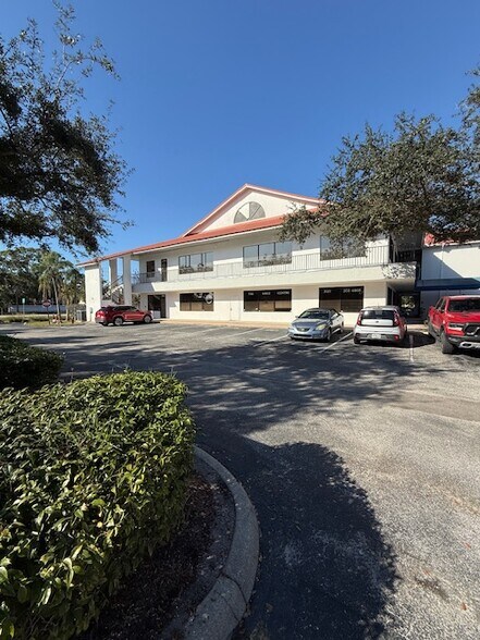 5899 Whitfield Ave, Sarasota, FL à louer - Photo de l’immeuble – Image 3 sur 11