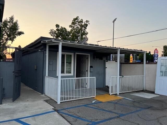 504 S Harbor Blvd, Fullerton, CA à vendre - Photo de l’immeuble – Image 3 sur 17