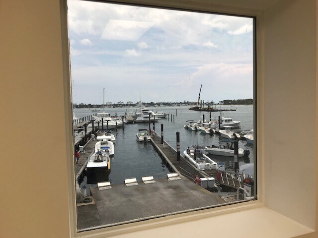 255 E 22nd Ct, Riviera Beach, FL à louer - Photo de l’immeuble – Image 3 sur 10