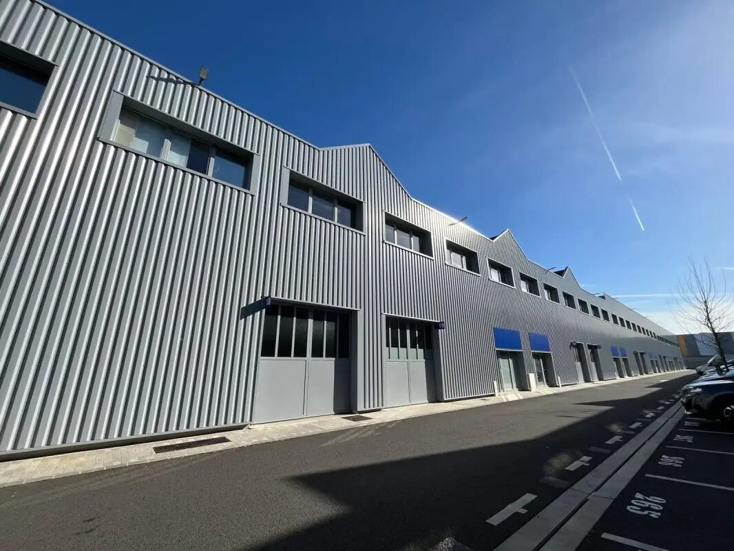Local d’activités dans Vaux-le-Pénil à louer Photo de l’immeuble– Image 1 sur 10