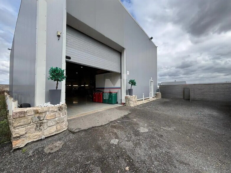 Bureau dans Égly à louer - Photo de l’immeuble – Image 1 sur 7