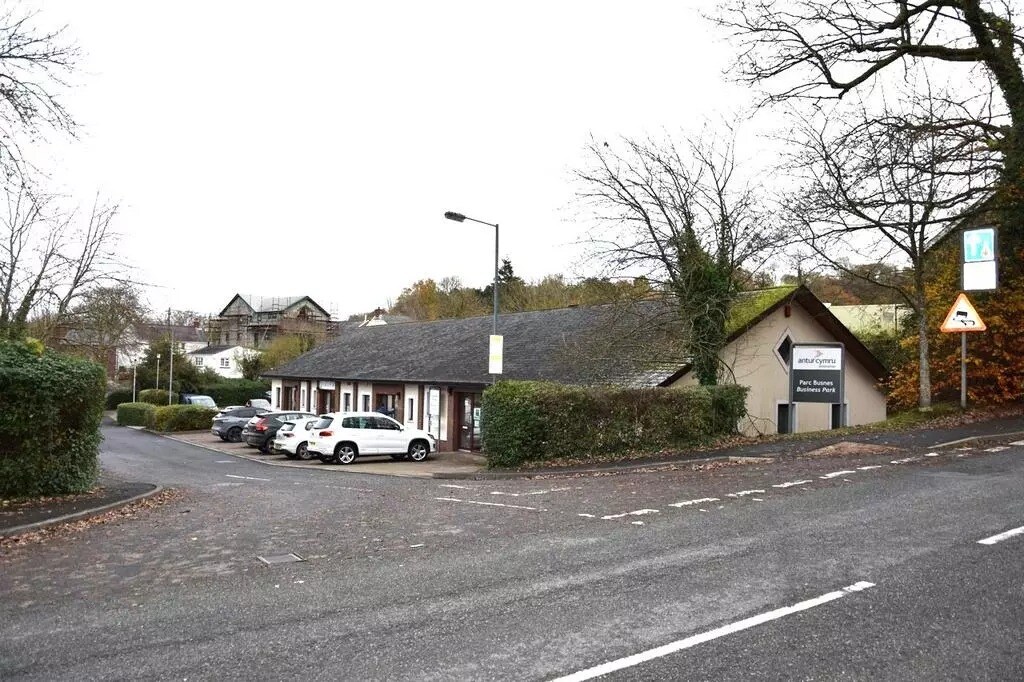 Bureau dans 2 Woodburn Terrace, Newcastle Emlyn à louer Photo de l’immeuble– Image 1 sur 6