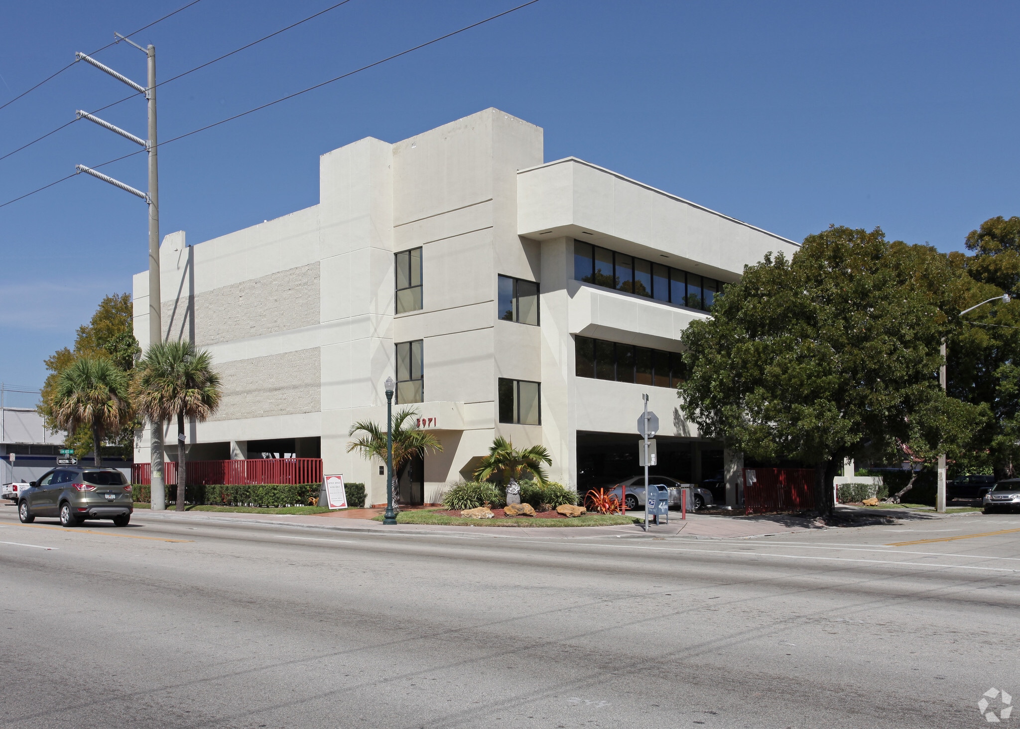 3971 SW 8th St, Miami, FL à louer Photo principale– Image 1 sur 17