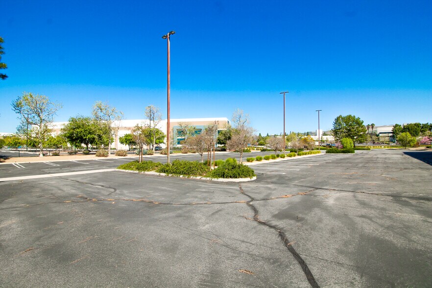 3251 E Imperial Hwy, Brea, CA à louer - Photo de l’immeuble – Image 3 sur 8