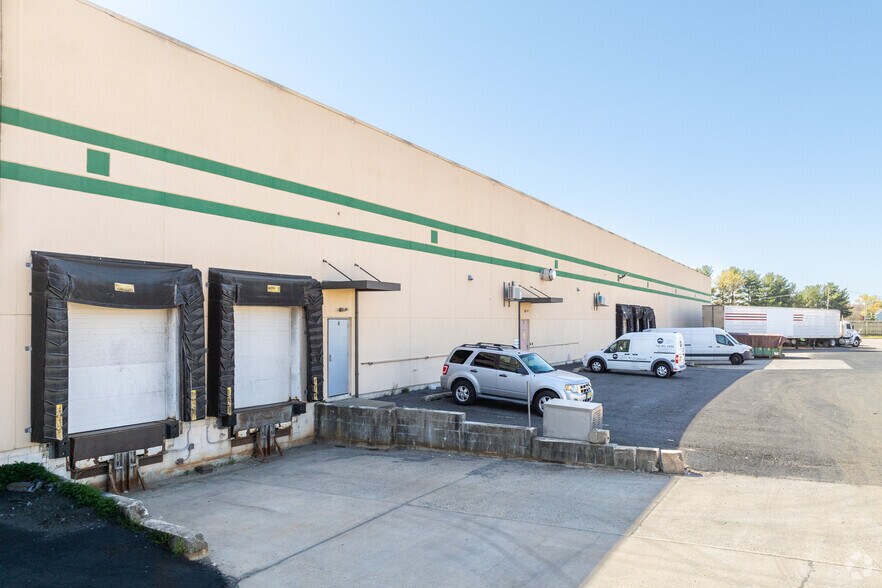 183 Three Brooks Rd, Freehold, NJ à louer - Photo de l’immeuble – Image 3 sur 9