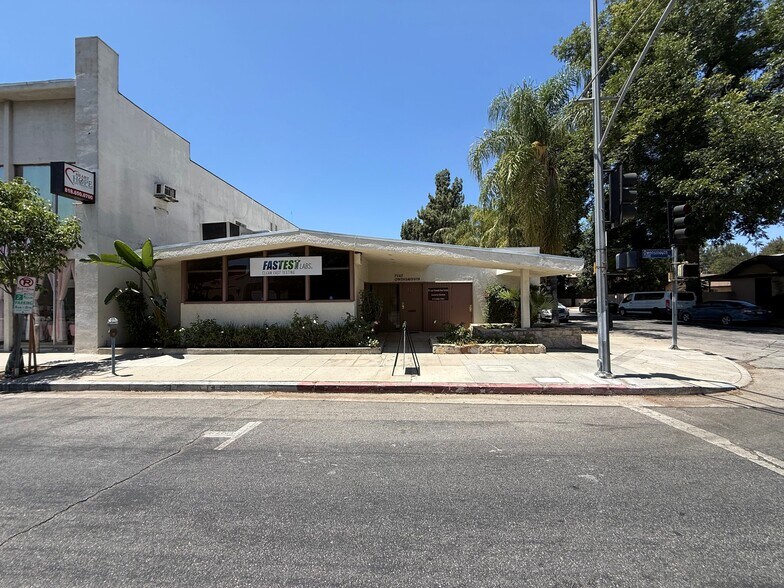 7257-7259 Owensmouth Ave, Canoga Park, CA à louer - Photo de l’immeuble – Image 1 sur 8