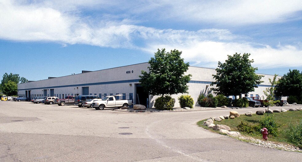 40040 Grand River Ave, Novi, MI à louer - Photo de l’immeuble – Image 2 sur 7