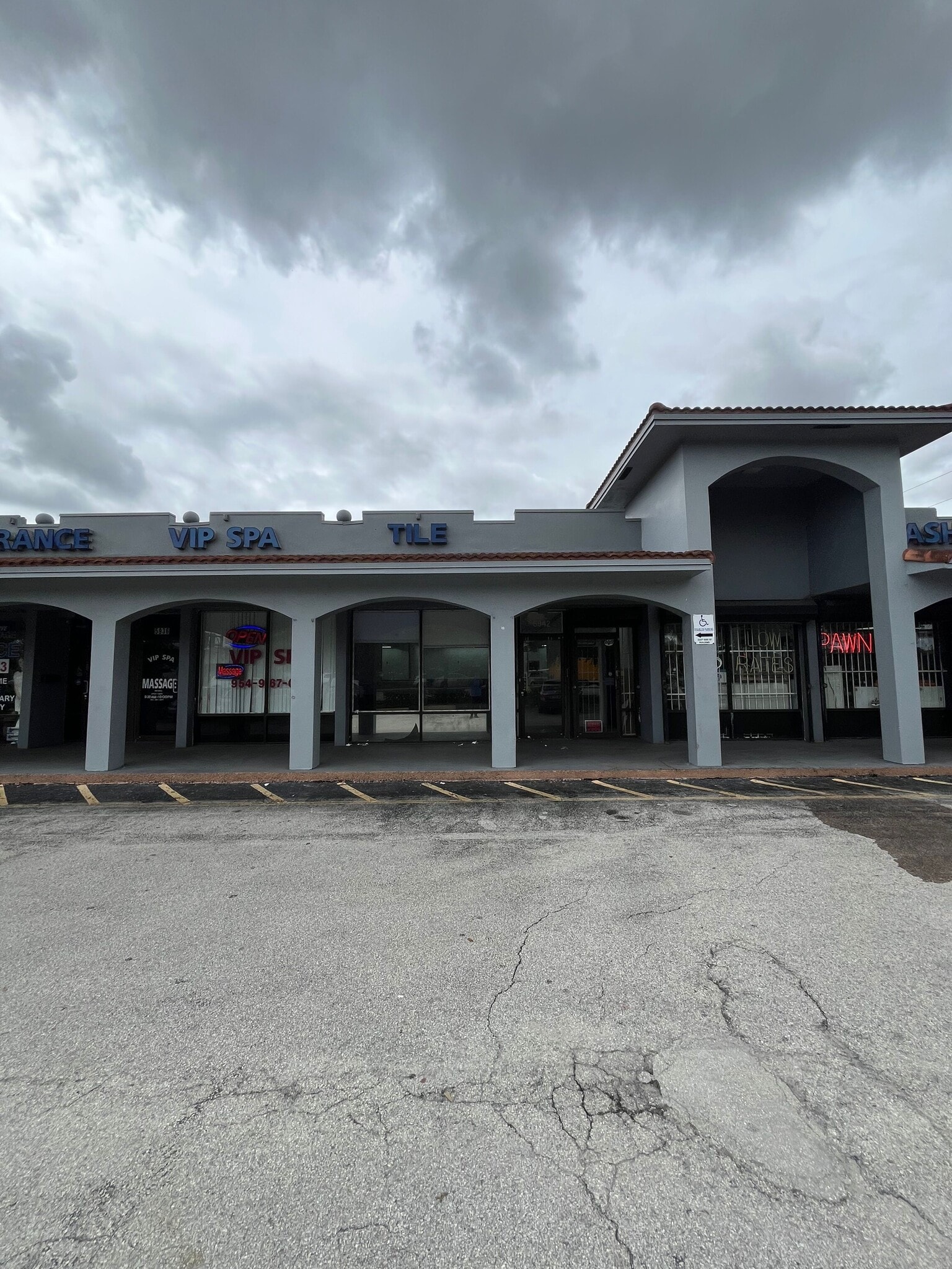 5906-5972 Pembroke Rd, Hollywood, FL à louer Photo de l’immeuble– Image 1 sur 5