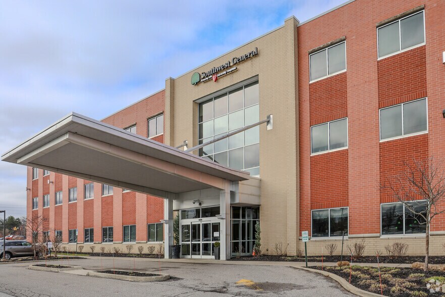 18780 E Bagley Rd, Middleburg Heights, OH à louer - Photo de l’immeuble – Image 2 sur 19