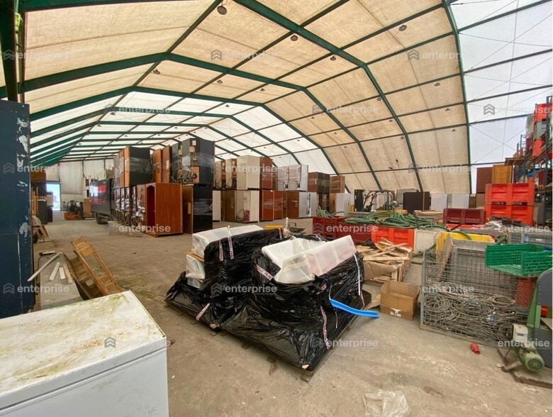 Local d'activités dans Le Plessis-Belleville à vendre - Photo intérieure – Image 2 sur 6