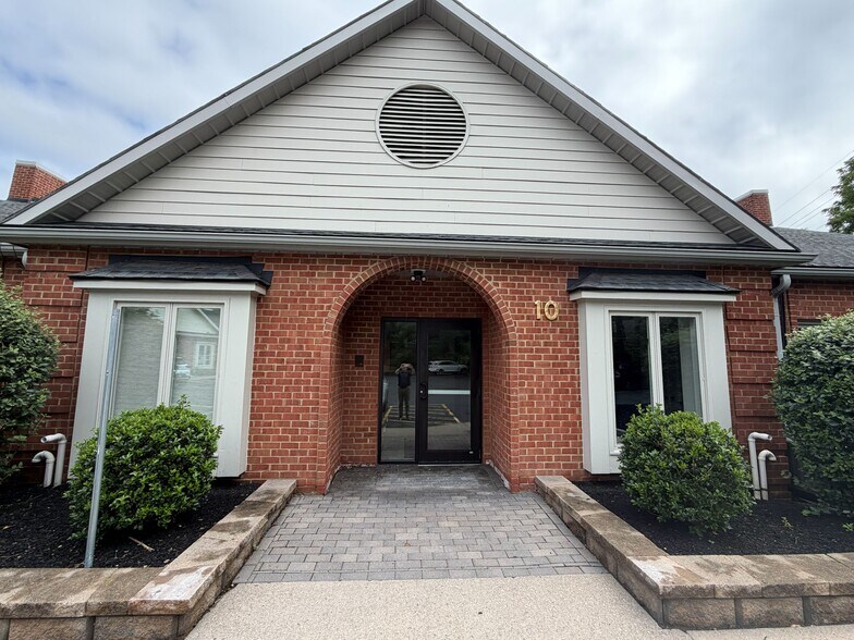 10 Grove St, Pittsford, NY à louer - Photo de l’immeuble – Image 1 sur 13