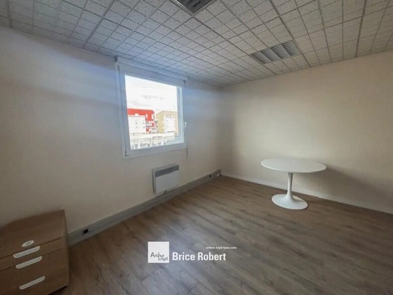 13 Bis Rue Louis Saulnier, Meyzieu à louer - Photo de l’immeuble – Image 3 sur 9