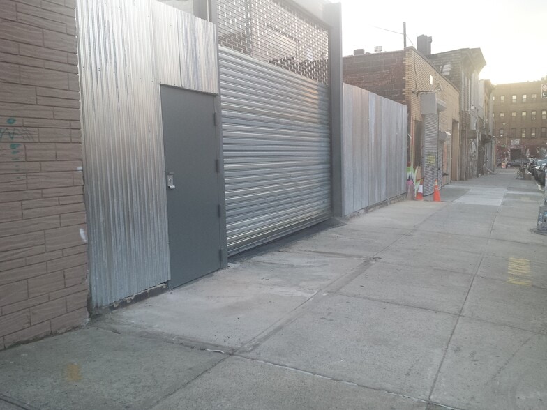 22 Grattan St, Brooklyn, NY à vendre - Photo de l’immeuble – Image 3 sur 6