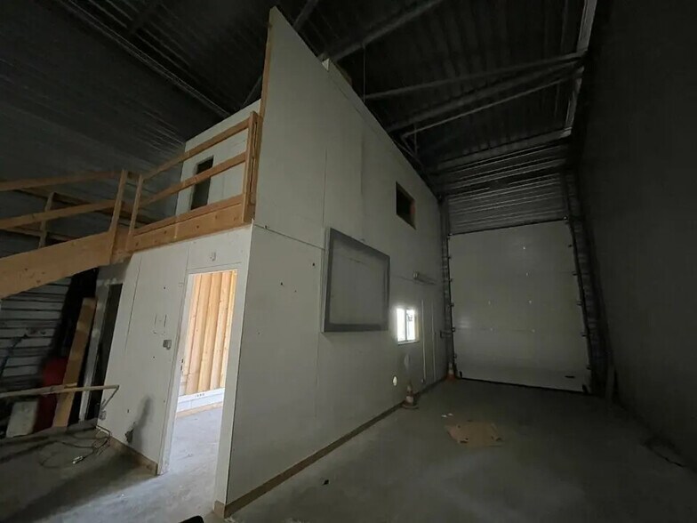 Local d’activités dans Bassens à louer - Photo de l’immeuble – Image 3 sur 7