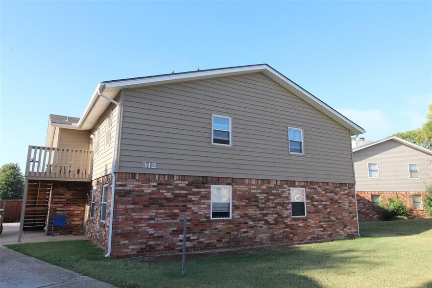 312 Chalmette Dr, Norman, OK à vendre - Photo principale – Image 1 sur 26
