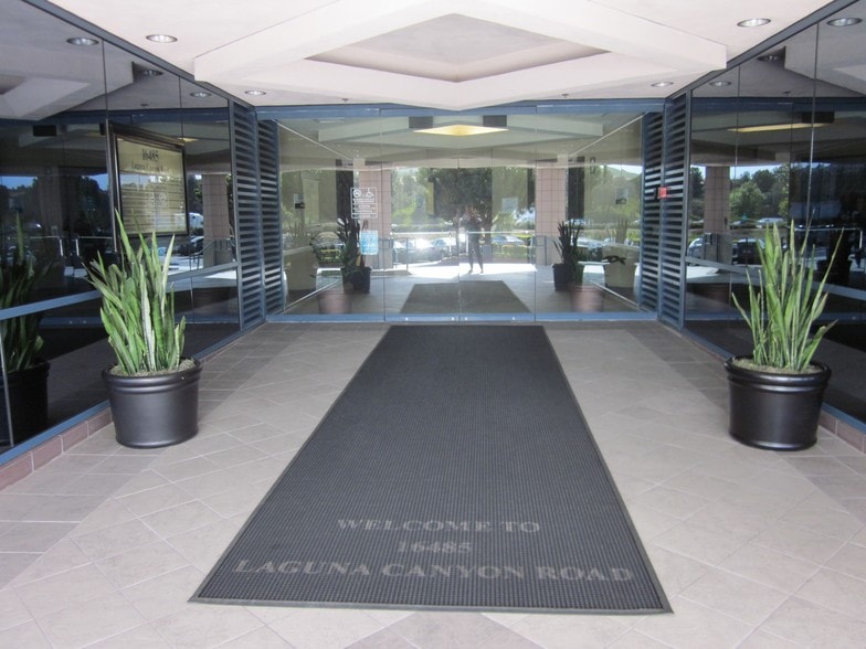 16485 Laguna Canyon Rd, Irvine, CA à louer - Hall d’entrée – Image 3 sur 5