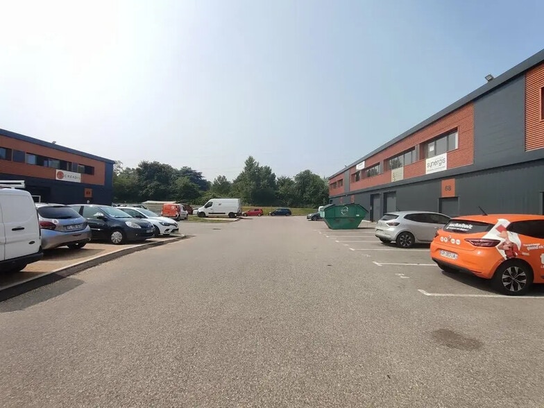 Local d'activités dans Vaulx-Milieu à vendre - Photo de l’immeuble – Image 1 sur 9