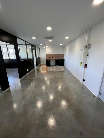 Bureau dans Carbon-Blanc à vendre - Photo intérieure – Image 2 sur 12