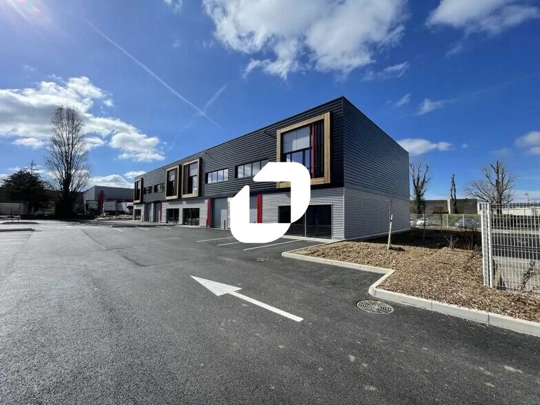 Local d’activités dans Saint-Quentin-Fallavier à louer - Photo de l’immeuble – Image 1 sur 14