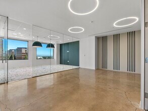 4270 Executive Sq, La Jolla, CA à louer Photo intérieure– Image 2 sur 5